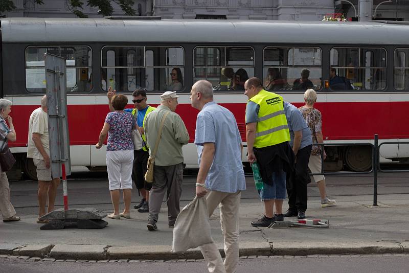 Opravy zastávek před hlavním vlakovým nádražím v Brně. Cestující musejí dočasně nastupovat do vozů MHD jinde.