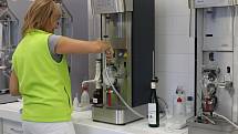 Zeměpisný původ vína s přesností na desítky kilometrů dokáže určit nukleární magnetická rezonance v laboratoři Státní zemědělské a potravinářské inspekce v Brně.