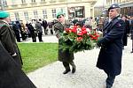 Slavnostního pokládání věnců u památníků tří odbojů v Rooseveltově ulici se v pondělí dopoledne u příležitosti Dne boje za svobodu a demokracii zúčastnilo několik desítek Brňanů.