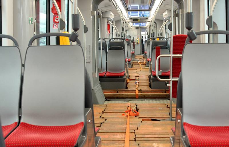 Nová obousměrná tramvaj Škoda 45T. 