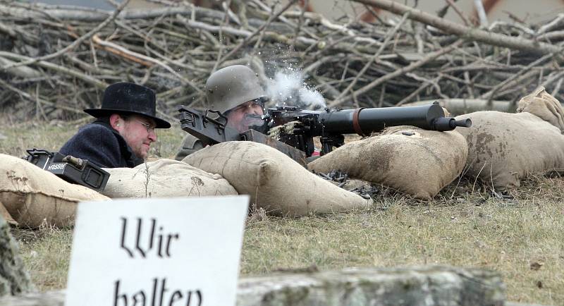 Desítky mrtvých, výbuchy a křik. Tak vypadalo sobotní odpoledne v Ořechově na Brněnsku. Střetli se tam vojáci Rudé armády s příslušníky wehrmachtu. Asi sto sedmdesát příznivců vojenské historie se sešlo, aby ukázali, jak vypadaly boje na východní frontě.