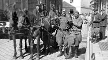 RUDOARMĚJCI A TABÁK. Vojáci Rudé armády těsně po osvobození Hodonína, tedy v dubnu 1945. Snímek byl pořízený na místě, které skýtalo odměnu za nasazování životů. V tabákové továrně. 