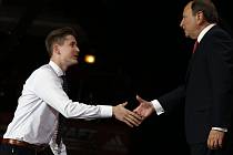Talentovaný útočník Komety Brno Martin Nečas (vlevo) si podává ruku se šéfem zámořské NHL Gary Bettmanem.