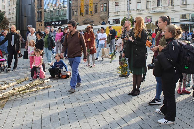 Členové hnutí Extinction Rebellion Brno v pondělí pořádali akci Pohřeb pro naše lesy.