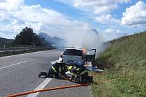 Požár auta na dálničním přivaděči směr Rosice.