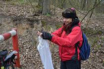 Bioložka Alena Žákovská ve čtvrtek nasbírala dvaatřicet klíšťat u cesty v lese za Anthroposem.
