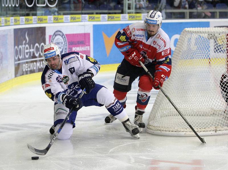 Hokejisté brněnské Komety (v bílém) porazili Pardubice jasně 6:1.