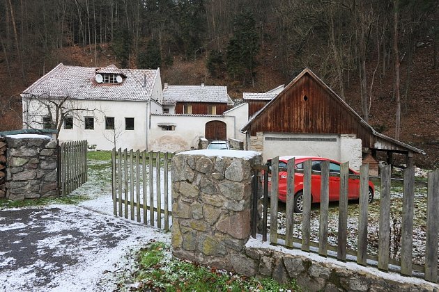 Rezervace Sokolí skála se tyčí nad řekou Svratkou u Doubravníku na Brněnsku. Kdysi tam hnízdili sokoli, ale lidé je vyhubili. Dodnes se tam ale vyskytují výři a krkavci. Poblíž je mlýn, kde žil a tvořil malíř Bohumír Matal.