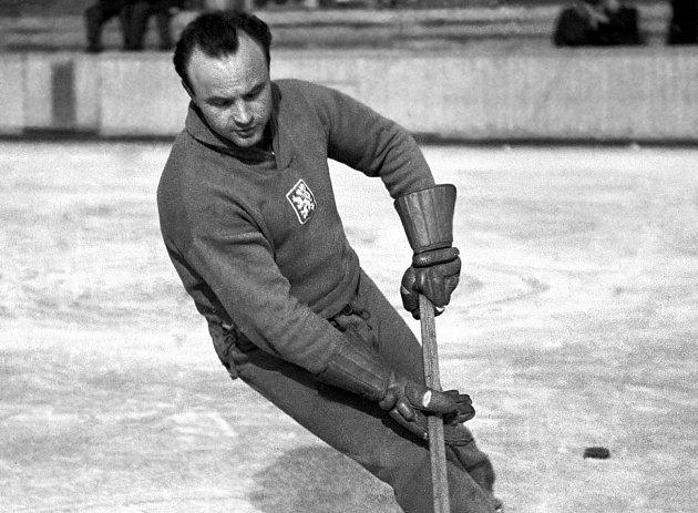 Vladimír Bouzek na jedné z posledních fotek v národním dresu v přípravě na mistrovství světa v osudovém roce 1950.