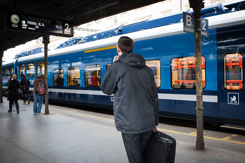 První cestující se ve čtvrtek odpoledne poprvé svezli novým elektrickým vlakem InterPanter na trase R 19 z Brna do Prahy. Z brněnského hlavního nádraží nový vlak vyjel v 15:22.