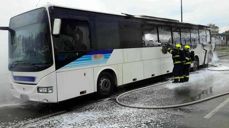 Uzavřená silnice a hořící autobus. Takový pohled se naskytl Brňanům ve čtvrtek krátce po druhé hodině odpoledne.