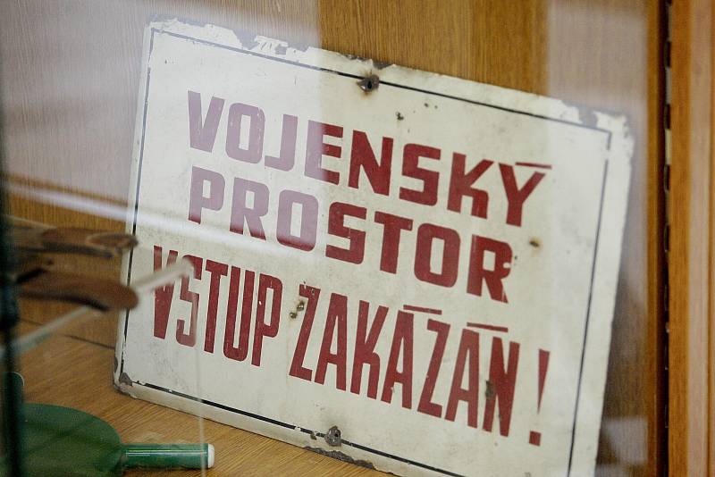 Na brněnské Univerzitě obrany v Kounicově ulici začala v pondělí výstava mapující historii vojenského újezdu Březina na Vyškovsku Vojenský prostor – vstup zakázán.