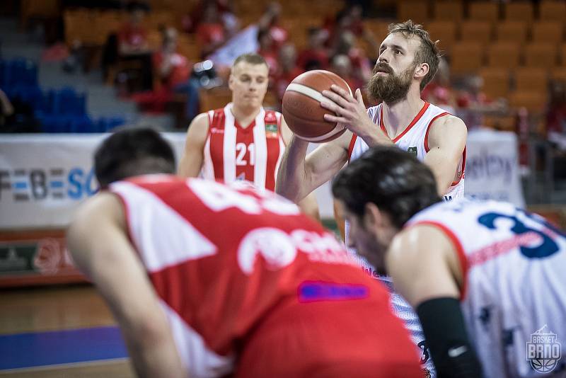 Hráči brněnského Basketu (v bílých dresech) porazili v prvním čtvrtfinálovém zápase Pardubice 89:84.