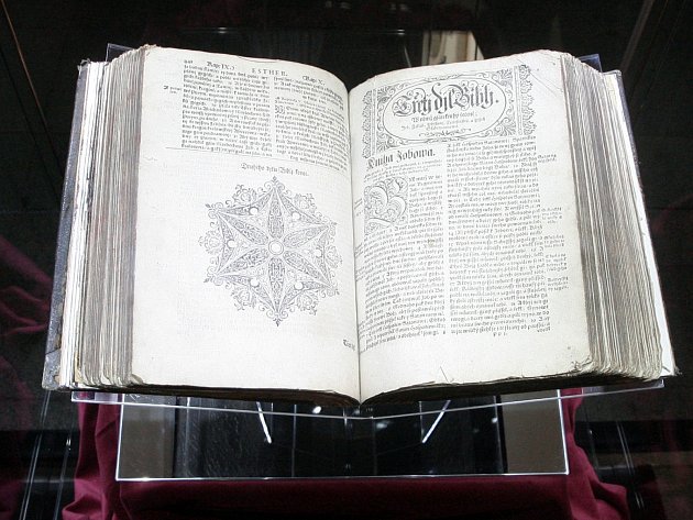 Ve výstavní síni Dietrichsteinského paláce Moravského zemského muzea na Zelném trhu v Brně je originál knihy rozevřen na začátku Knihy Jobovy. Další stránky si lze prohlédnout díky dvěma projekčním plátnům.