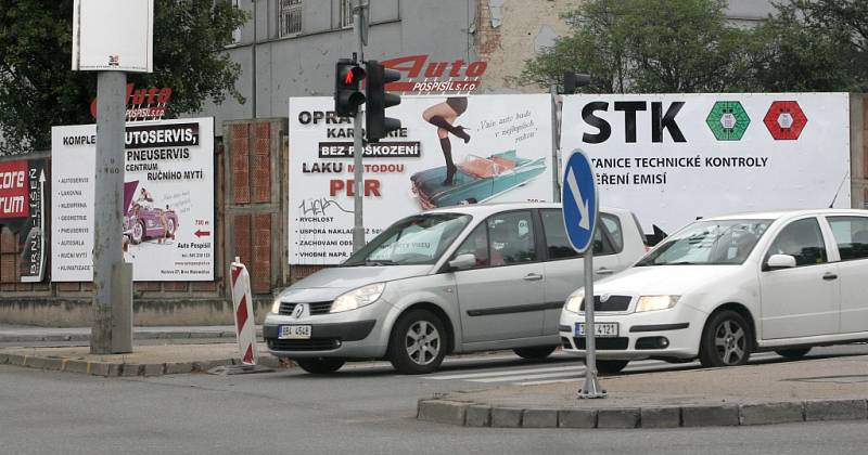 Mnoho reklamních poutačů u jihomoravských silnic je nebezpečných. Ohrožují řidiče svým nevhodným umístěním, obsahem i konstrukcí.