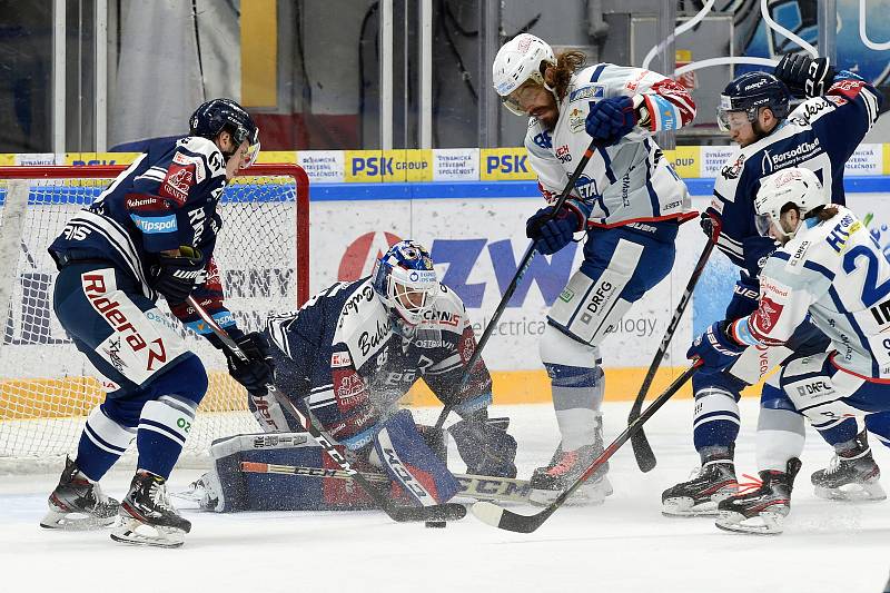 Domácí HC Kometa Brno (Peter Mueller) v bílém proti HC Vítkovice Ridera (Miroslav Svoboda)