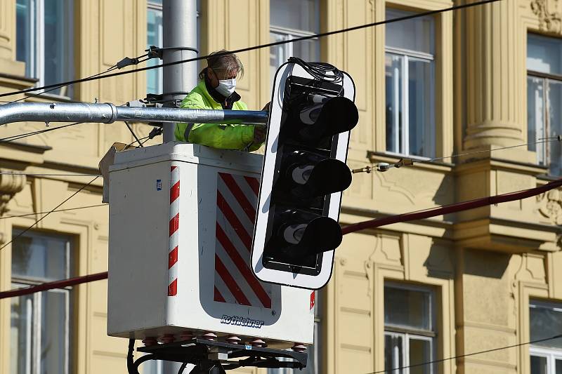 Brno 2.4.2020 - instalace nových semaforů na křižovatce ulic Veveří a Kotlářská