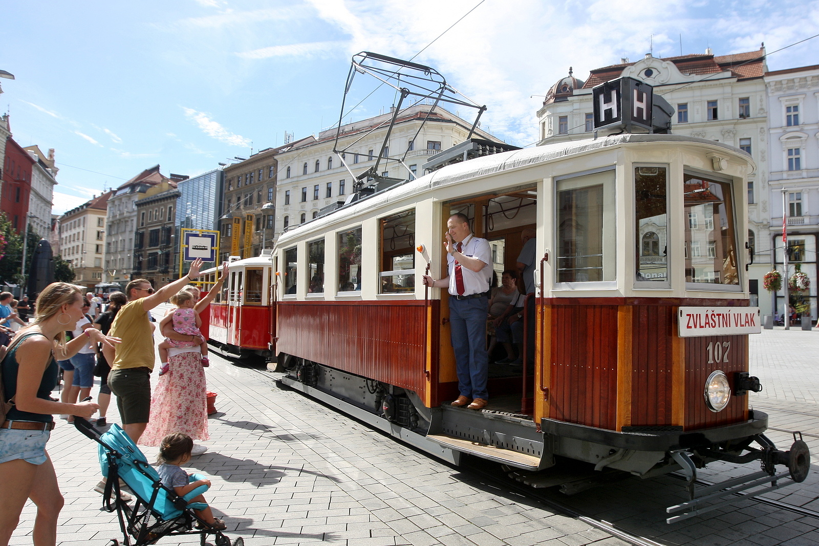 Lidé se v Brně vozí historickými tramvajemi i koňským spřežením. Podívejte  se - Brněnský deník