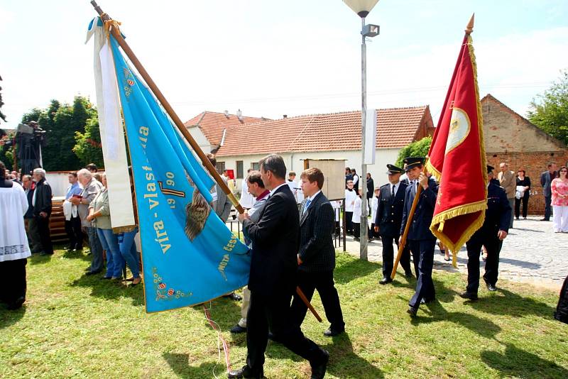 Sousoší sv. Cyrila a Metoděje v Moutnicích požehnal biskup Vojtěch Cikrle.