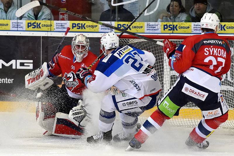 Kometa Brno (v bílém) porazila Pardubice 2:1 v prodloužení.