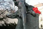 Až několikatisícová pokuta nebo rok vězení hrozí vtipálkovi, který minulý týden posprejoval sochu lišky Bystroušky na Janáčkově náměstí v Brně. Na odstranění červené barvy se už pracuje.