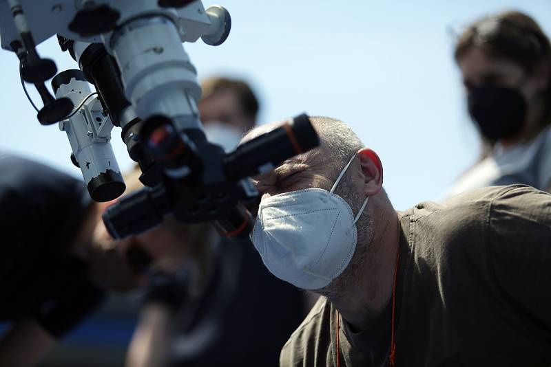 Pozorování částečného zatmění Slunce na brněnské Hvězdárně a planetáriu.