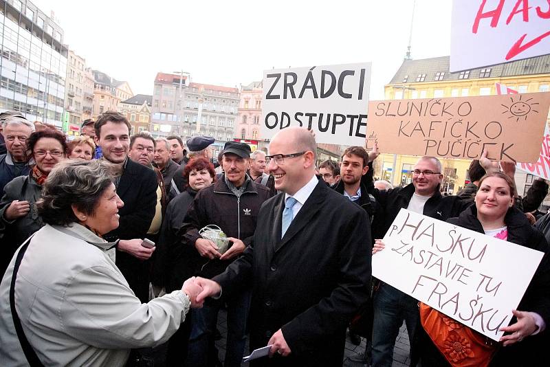 Asi pětistovka demonstrantů přišla na náměstí Svobody podpořit Bohuslava Sobotku.