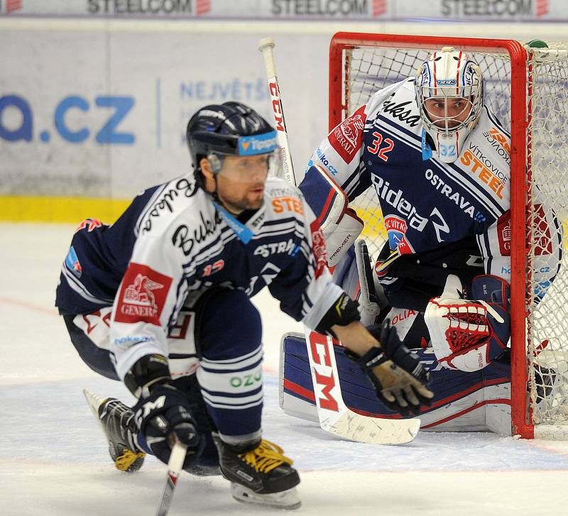 Hokejisté Komety Brno (v bílém) porazili Vítkovice i ve druhém čtvrtfinále, tentokrát 3:2 po řádné hrací době.