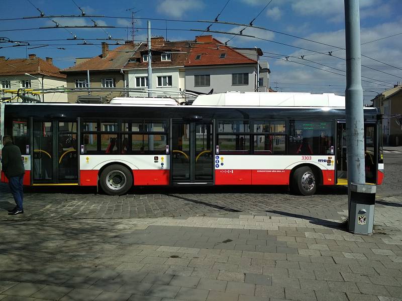 Několik desítek kilometrů bez trolejí ujede nový parciální trolejbus Dopravního podniku města Brna. Díky bateriím.