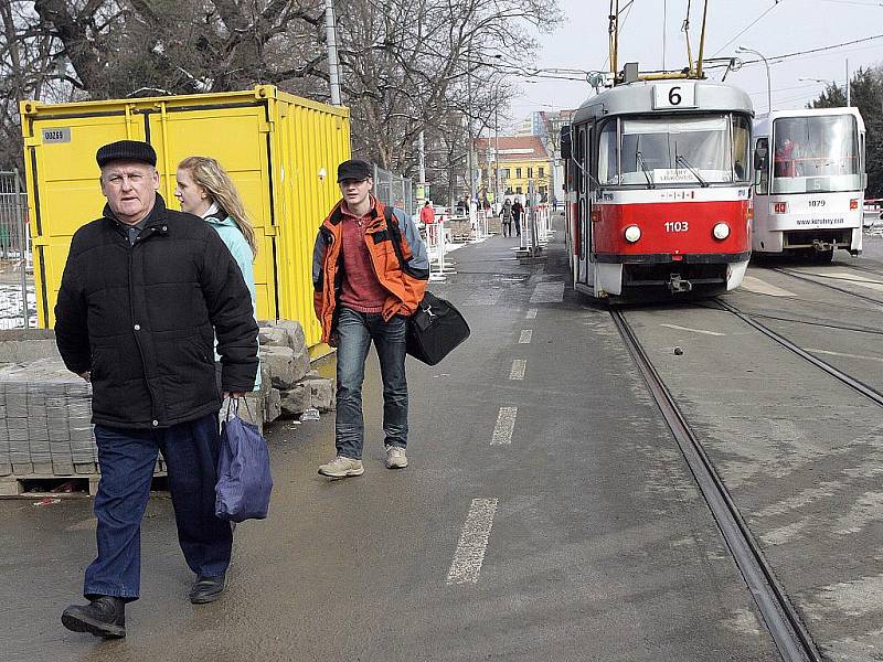 Brňané si stěžují, že staveniště v Joštově ulici je nepřehledné a nebezpečné.