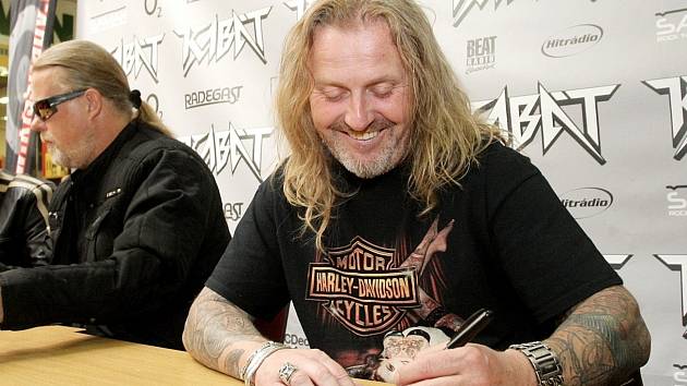 Autogramiádu rockové skupiny Kabát v čele se zpěvákem Josefem Vojtkem ve středu hostilo nákupní centrum v brněnském Králově Poli.