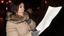 Krátce po šesté hodině večer zpívá koledy na náměstí v Pohořelicích na Brněnsku asi sto padesát lidí pod vedením pohořelického sboru Mužáků.