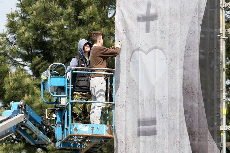 Obří hlavní pódium obohatí ještě další dvě velké scény a několik malých