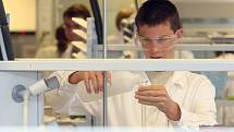 Mladí chemici připravovali v bohunickém kampusu celulózové hedvábí.