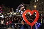 Přes tisíc lidí slavilo v Brně na náměstí Svobody konec roku 2019. Program vyvrcholil v devět hodin videomappingem.