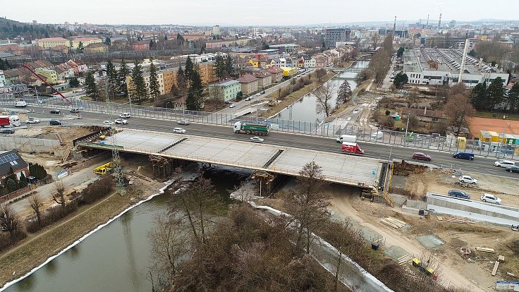 Stavbaři mají za sebou osazování nosníků na vznikající most přes řeku Svitavu u Tomkova náměstí v Brně.