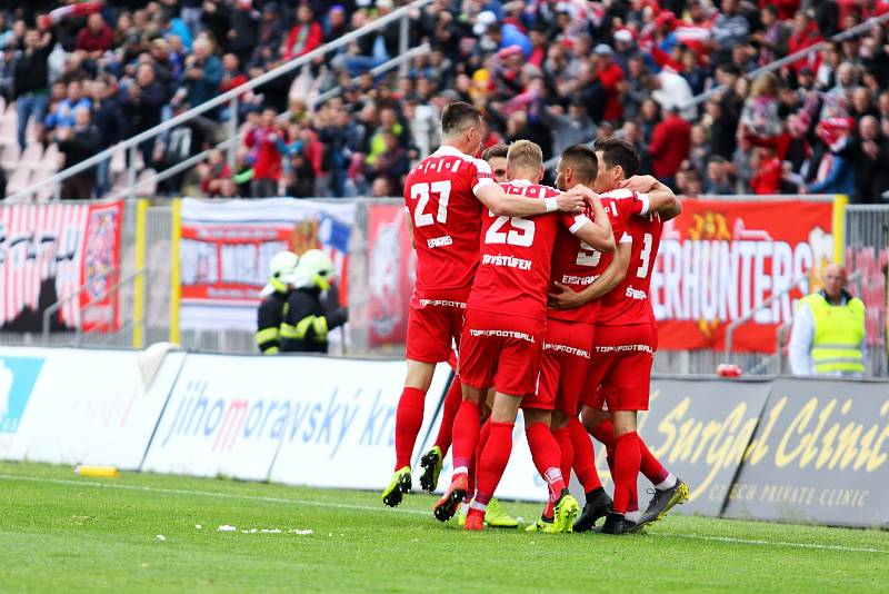 Nejdřív hrůzostrašný start, poté snový obrat a nakonec vystřízlivění v podobě srovnávacího gólu na konečných 3:3. Taková baly první barážová bitva mezi fotbalovou Zbrojovkou Brno (v červeném) a Příbramí.