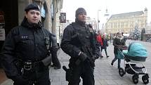 Nákupními centry, kolem stánků na vánočních trzích i hlavním nádražím v Brně procházejí od úterního rána policisté se samopaly. Zvýšený dohled je reakcí na teroristický útok, který se odehrál v pondělí večer v Berlíně.