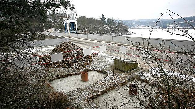 Pamětní kámen připomínající záchranu přehrady před zničením ustupující německou armádou doplní obří billboard.