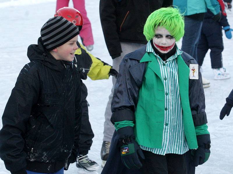 Králíci z klobouku, klauni nebo také Hulk či Joker jezdili na zimních bruslích ve Šlapanicích. Téměř stovka dětí se totiž sešla na zimním karnevalu, který organizovali hasiči. Malí i velcí se v neděli odpoledne proháněli na umělém ledu.
