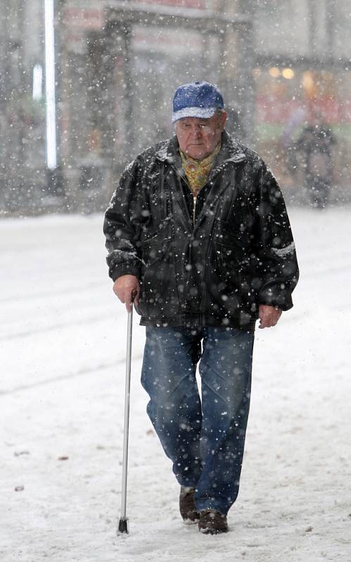 Štědrý příval sněhu zasypal brněnské ulice hned v pondělí po ránu. 