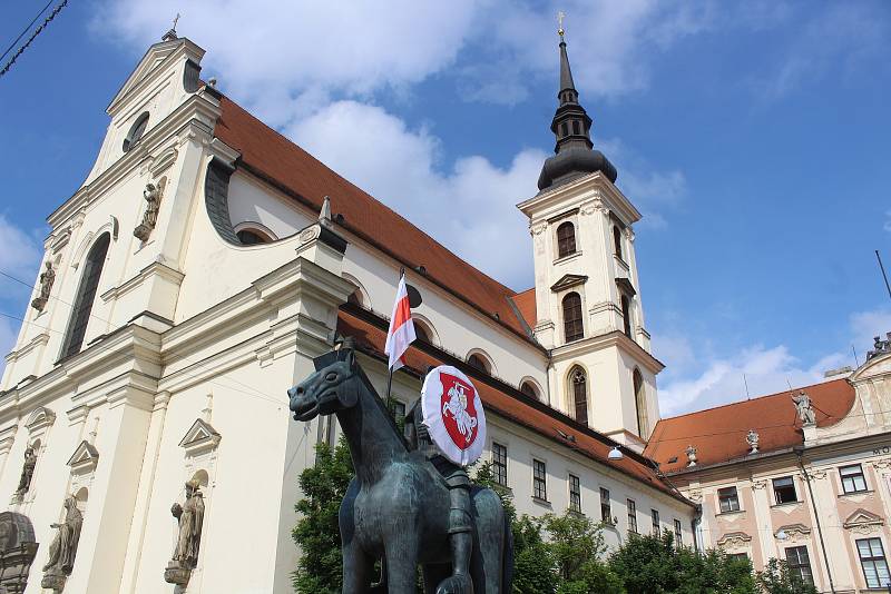 Nově ozdobená socha Jošta na Moravském náměstí v Brně.