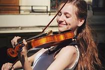 Šestadvacetiletá houslistka Jana, která si přezdívá Cleo, bere jako své poslání šířit hudbu a umění mezi všechny lidi.