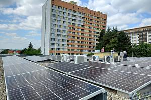 Solární panely na střeše Polikliniky Lesná.