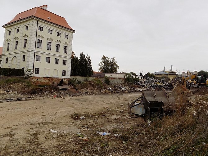 Místo chátrajících budov se obyvatelé Židlochovic dočkají v centru města u zámku nového parku. V areálu už dělníci a stroje bourají.