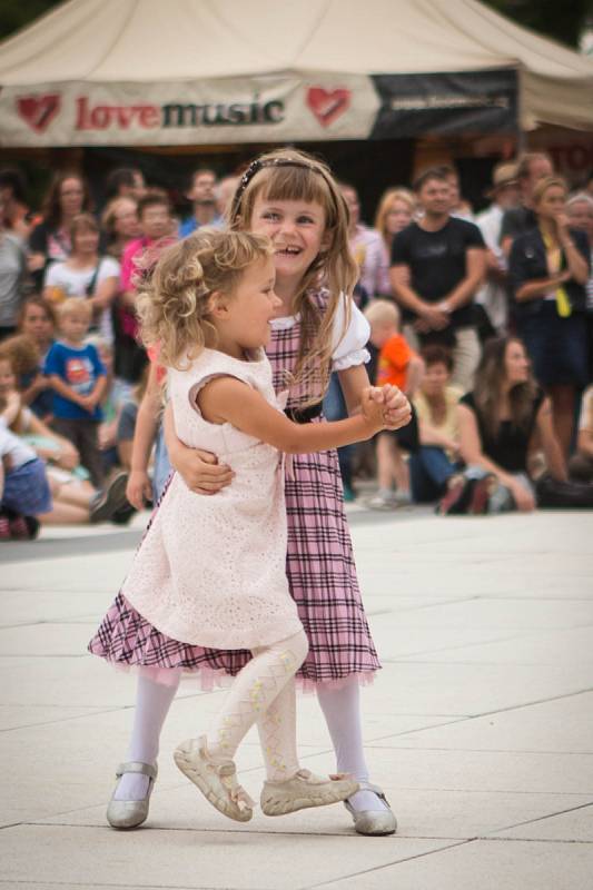 Slavnostní zahájení nové sezony Janáčkova divadla v Brně zpestřil ve středu i takzvaný Mini Theatre Fashion Market. Okolní prostor tak obsadily stánky především s módními doplňky. 