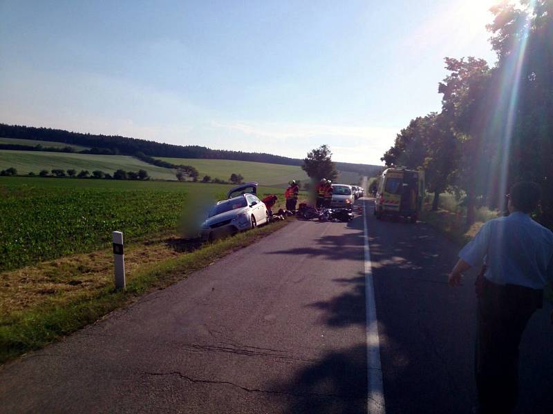 Po srážce s autem skončili dva motorkáři v nemocnici.