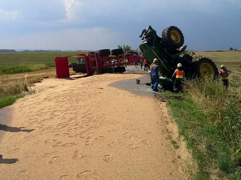 Převrácený traktor i s vlečkou plnou oblií u Prace na Brněnsku.