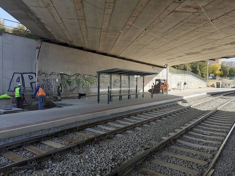 Přístřešek umístěný pod mostem na brněnské Osové tramvajové zastávce ve směru do Starého Lískovce už zmizel.