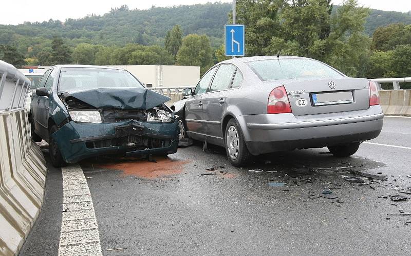 Nehoda aut u Pisáreckého tunelu v Brně.